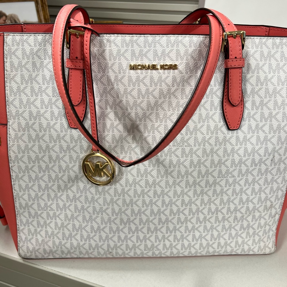 MK Gilly LG Drawstring Tote Grapefruit Multi